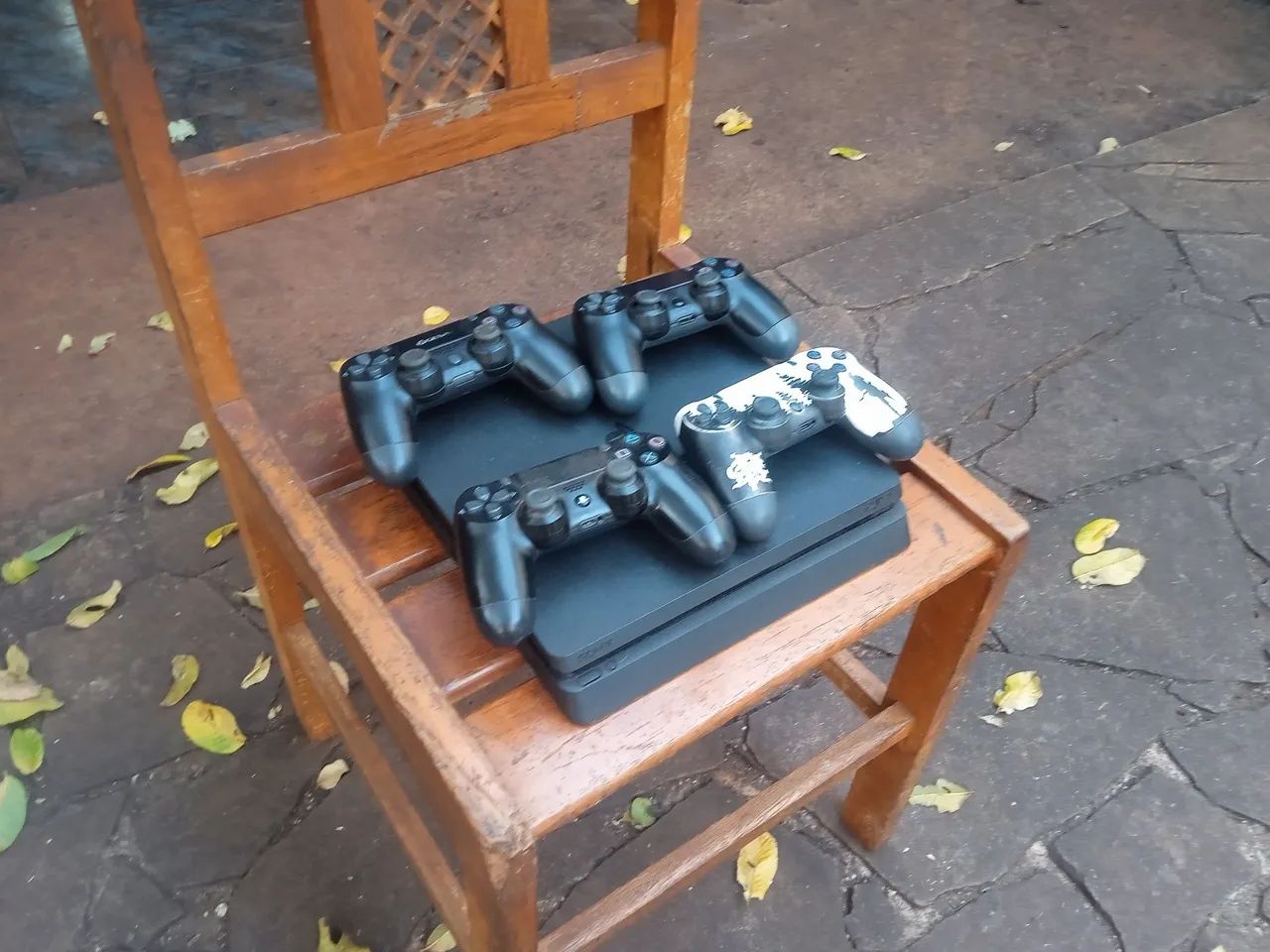 PS4 usado  com 3 controles(+ cabos de conexão) - Foto 3