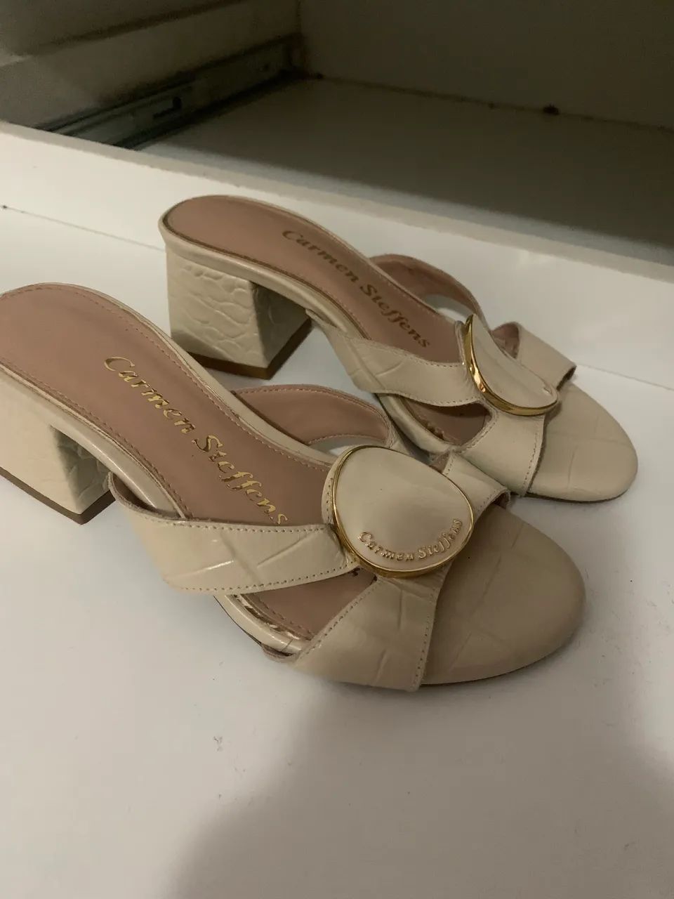 Sandália Carmen numeração:33. Só 55$ - Foto 2