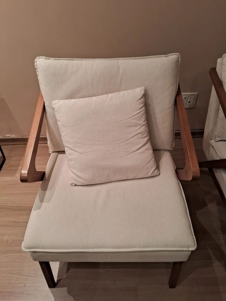 Poltronas com braço de madeira semi novas lindas - Foto 4