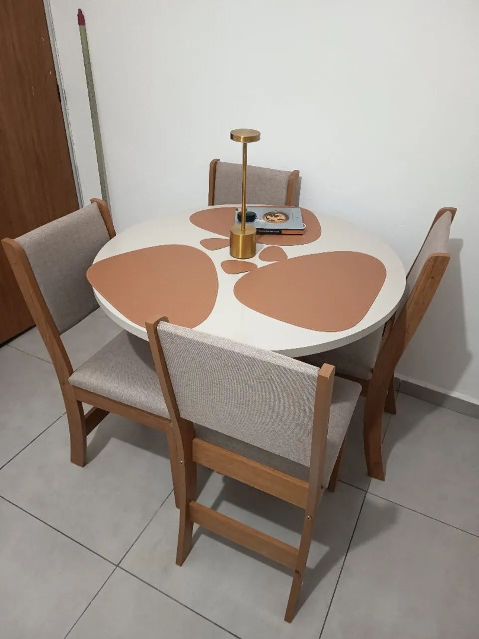 CONJUNTO DE MESA C/4 CADEIRAS 