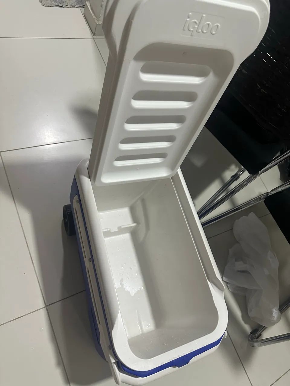 Caixa térmica Igloo Contour Glide 36 litros - Foto 4