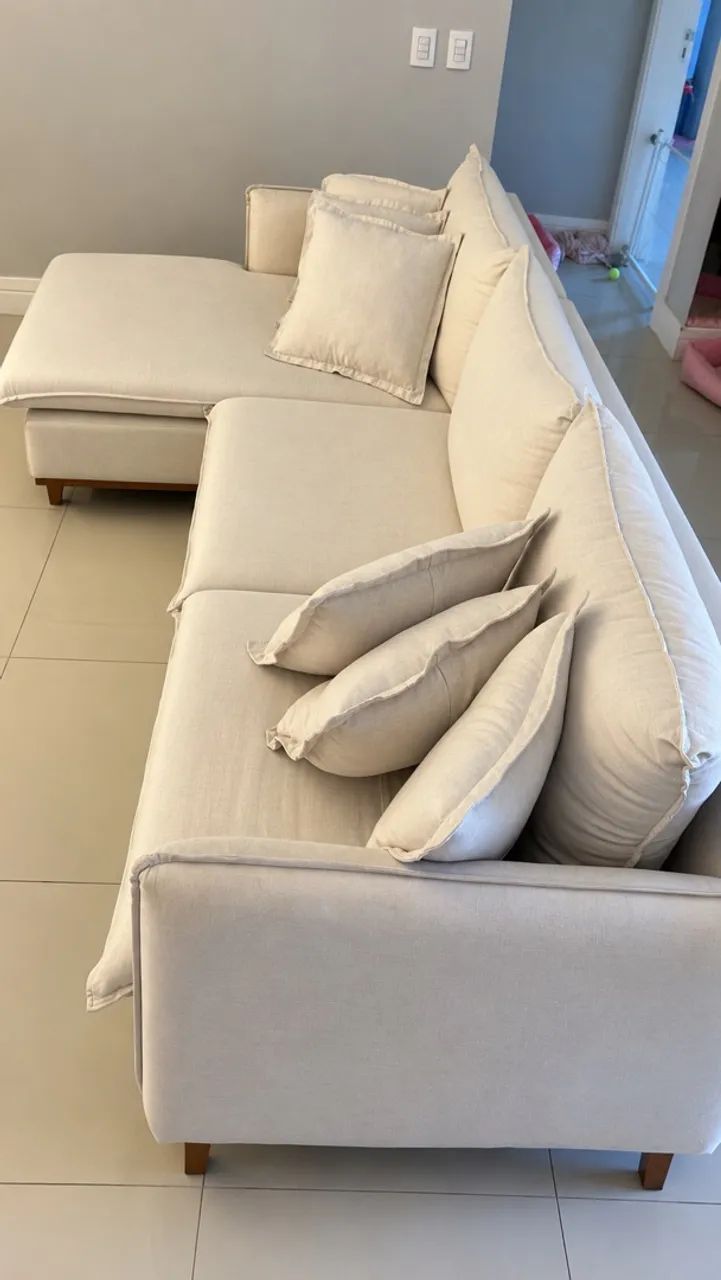 Sofá com chaise em L bege-claro e pés de madeira - Foto 3