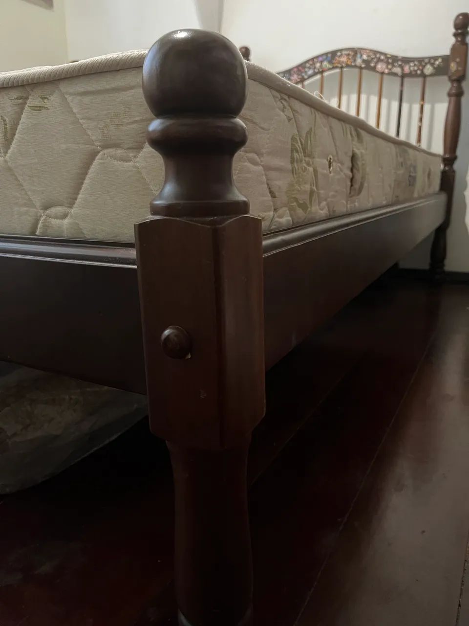 Vendo cama de solteiro e colchão 