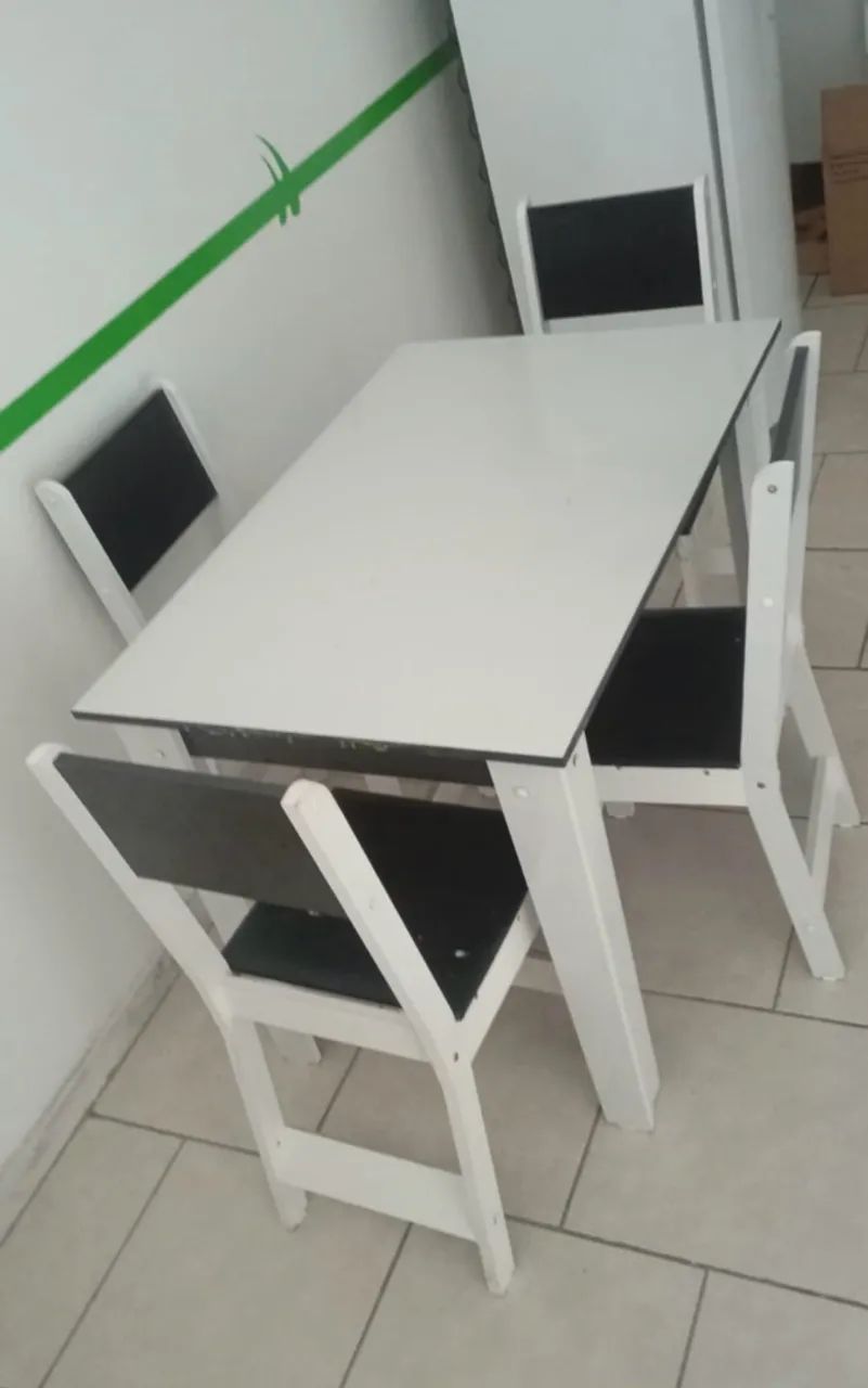 Mesa com 4 cadeiras P/ Escritório em MDF resistente