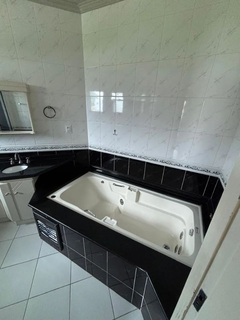 Alugo casa bem localizada - Foto 4