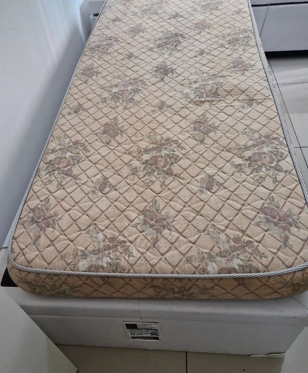 Vendo cama box solteiro 