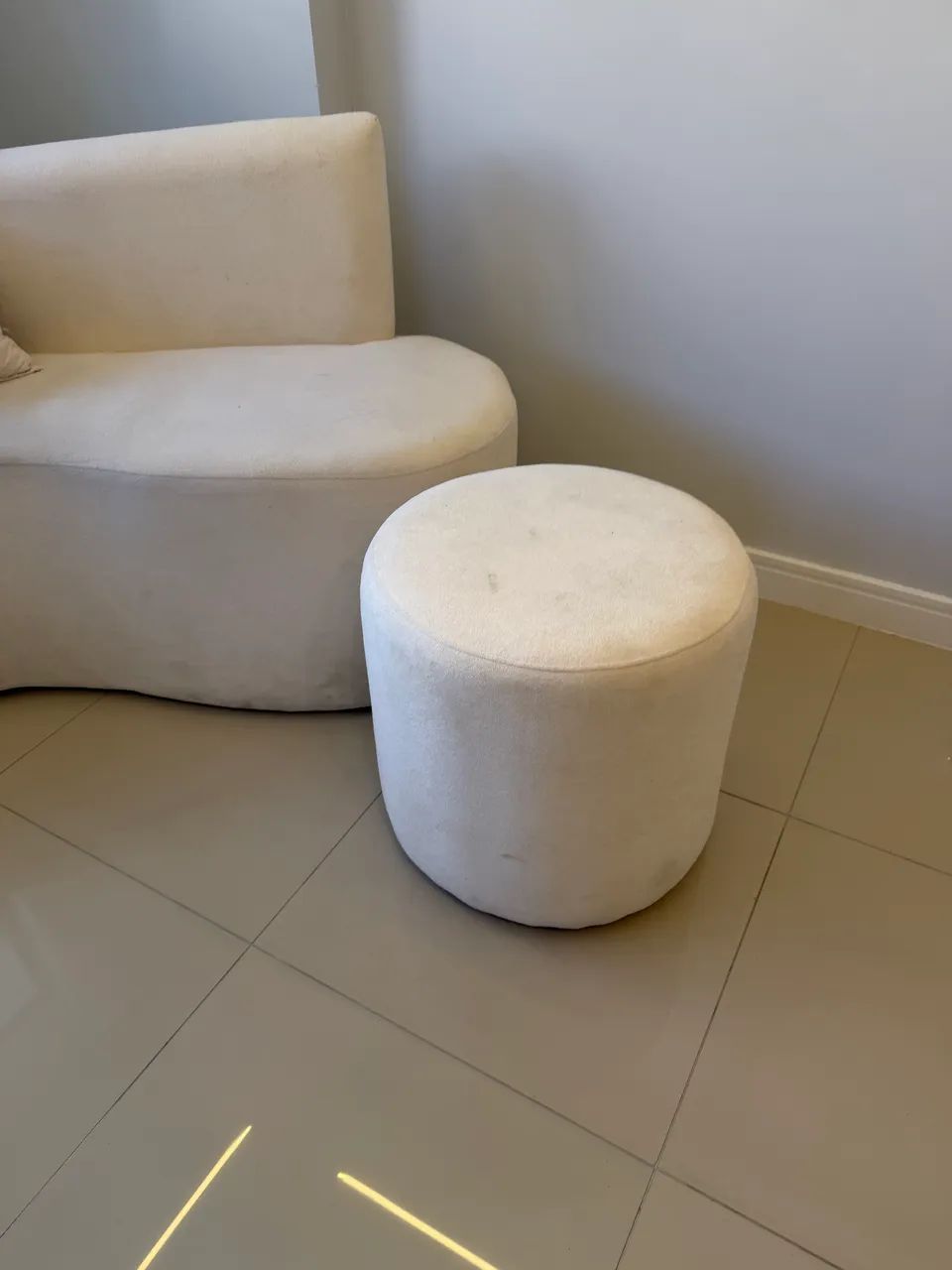 Sofá com dois puffs bege  - Foto 5