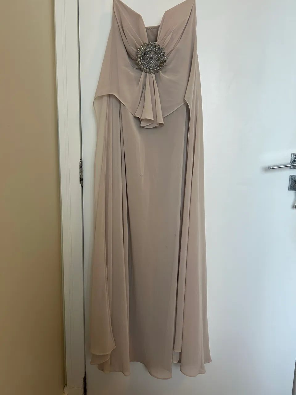 Vestido de festa com broche de pedras  - Foto 3