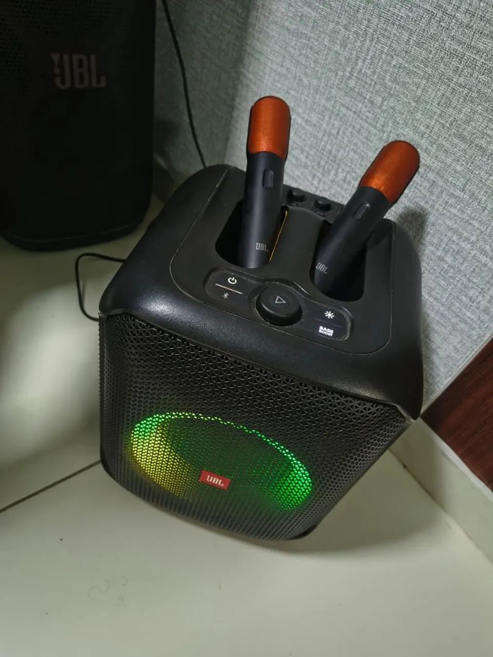Caixa de som Partybox Encore com dois microfones