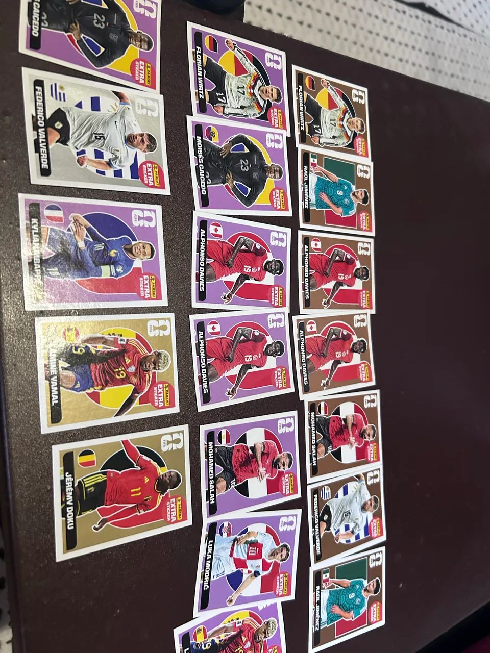 Figurinhas legend, entre dourada a bordo, mbappe, messi, cr7, vini  - Foto 2