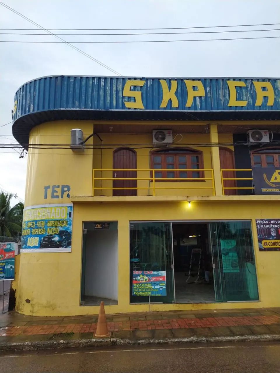 Sala comercial com ar condicionado e banheiro