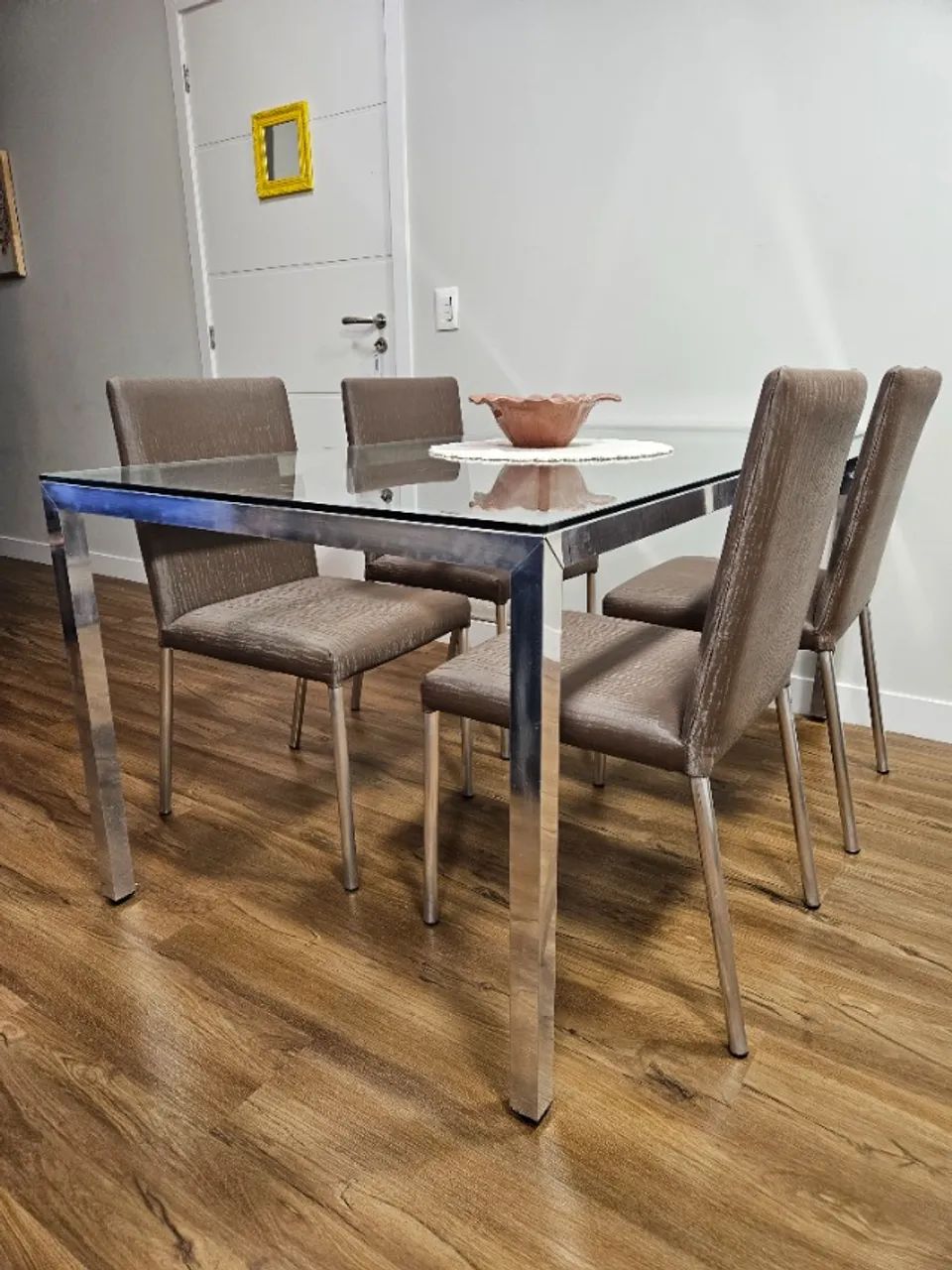 Conjunto mesa de jantar com 4 cadeiras (comporta 6 lugares)