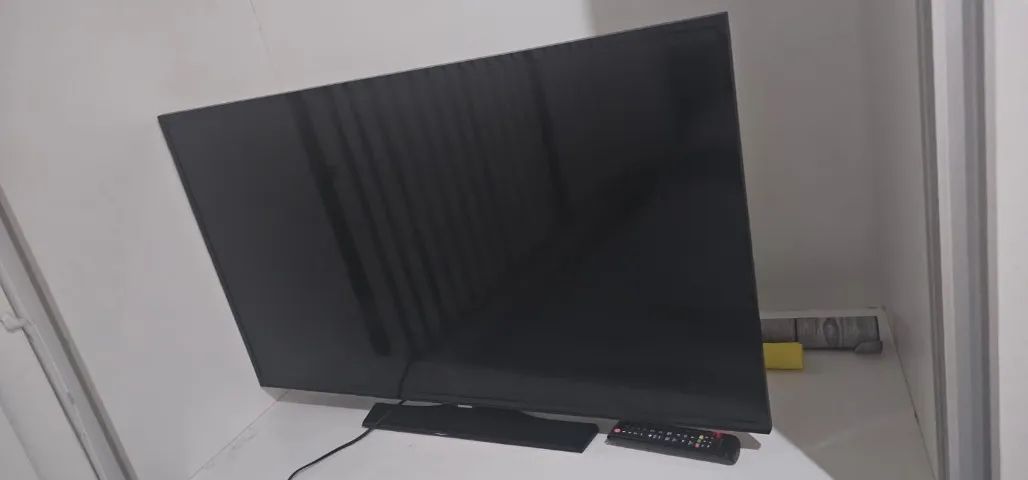 TV LED 43 Polegadas com Controle Remoto - Bom Estado