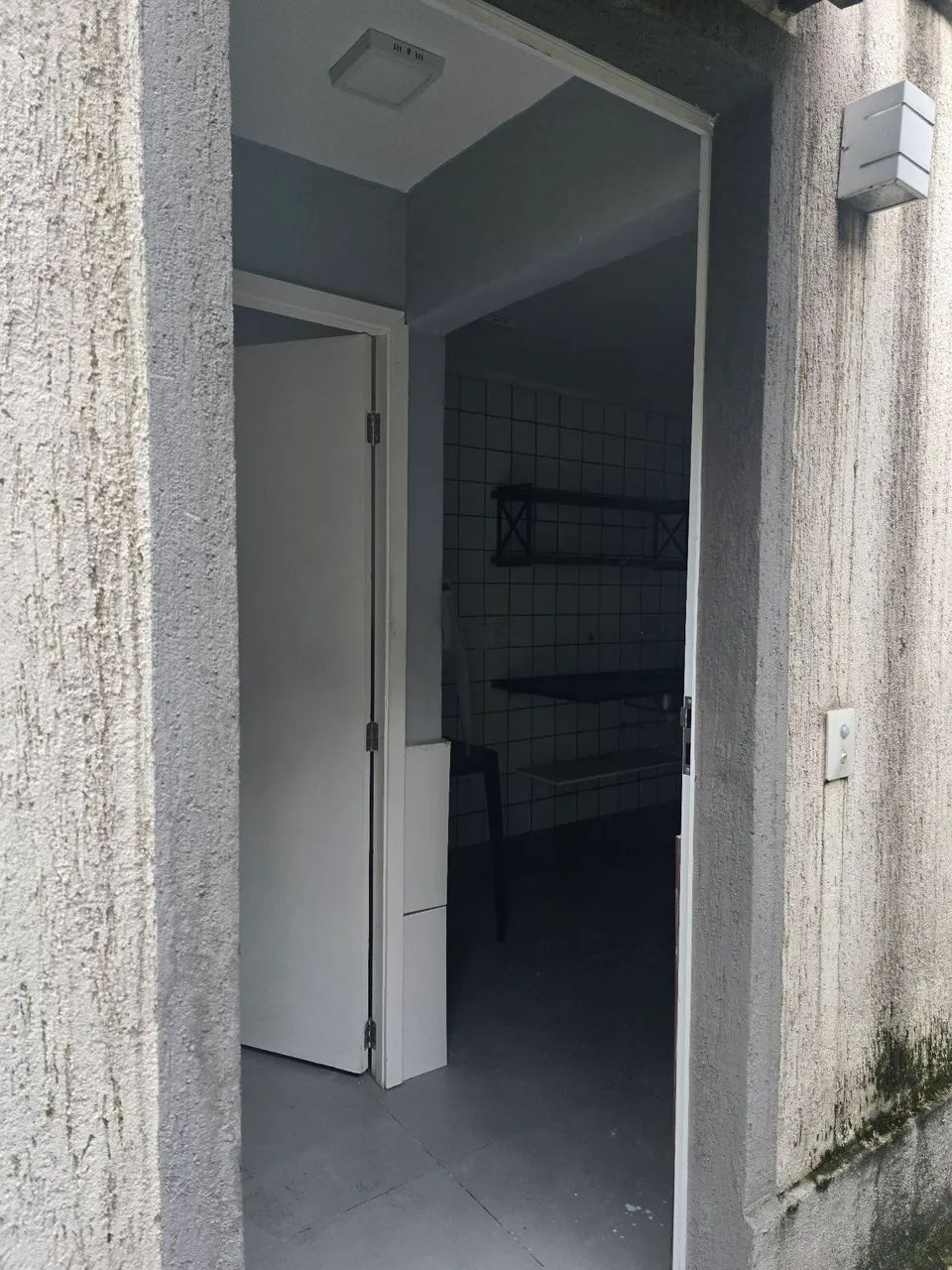 Alugo conjugado com quarto e cozinha 