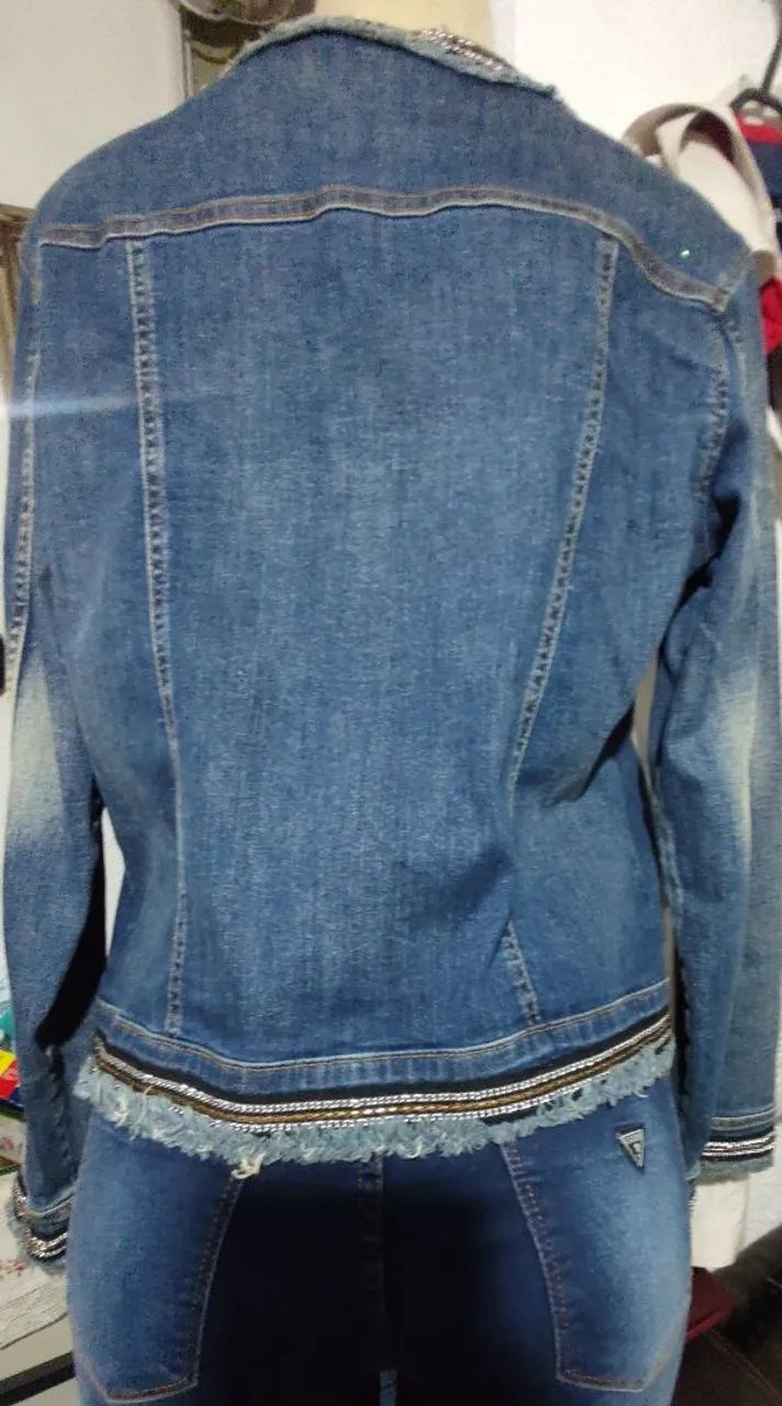 Jaqueta jeans customizada veste Tam M - Foto 4