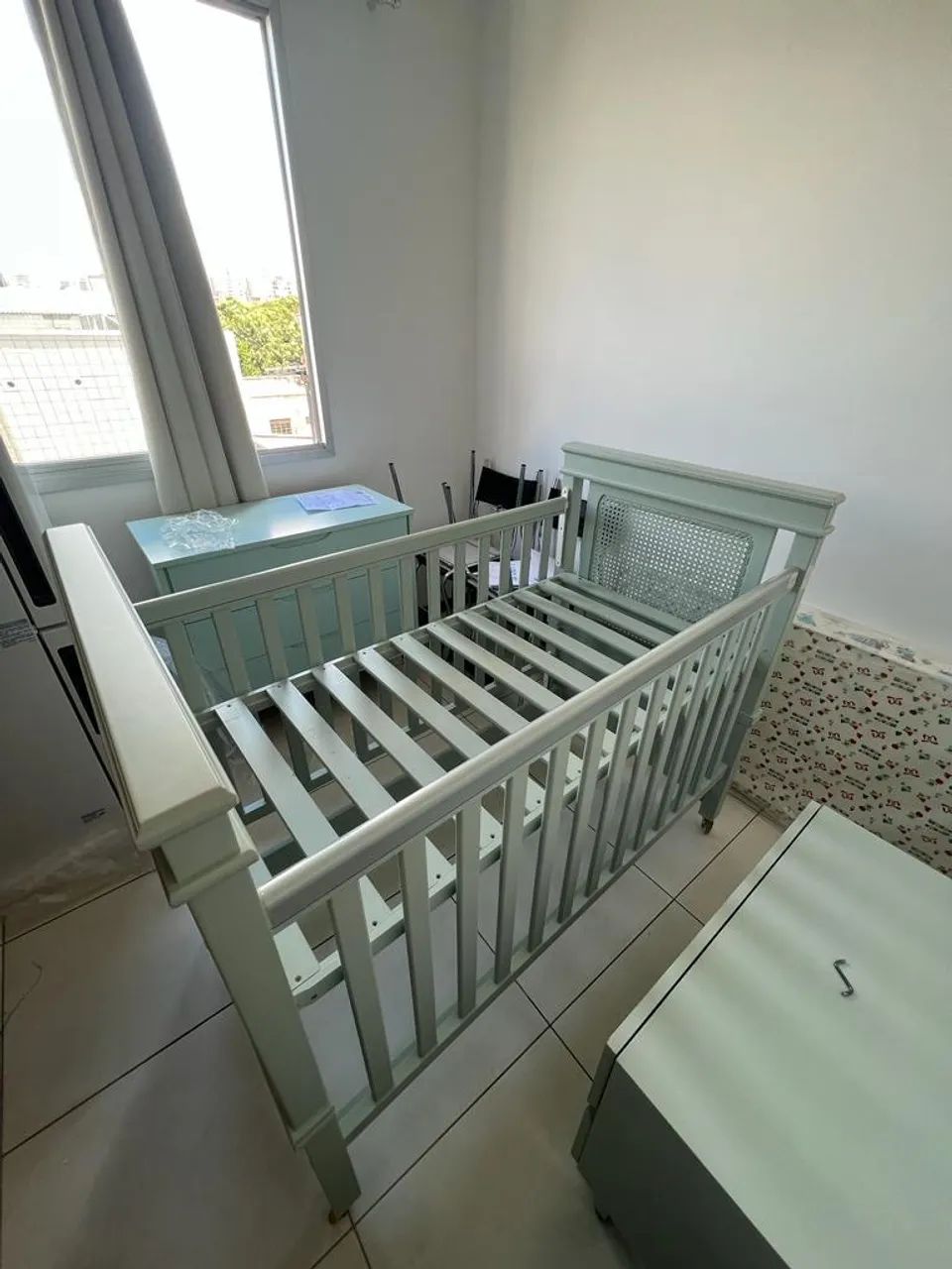 Berço palha indiana, criado e colchão  - Foto 2