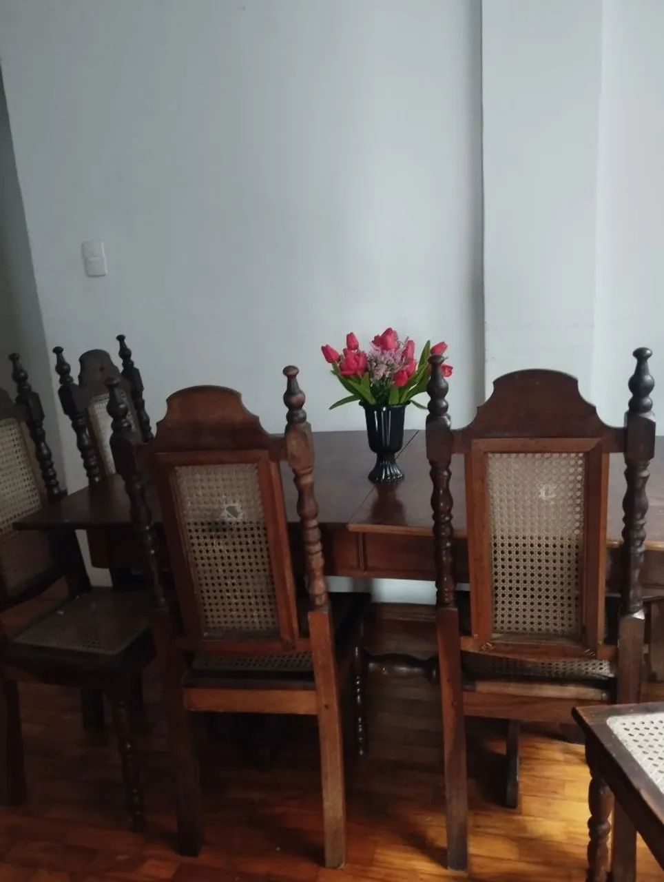 Mesa de madeira maciça antiga 