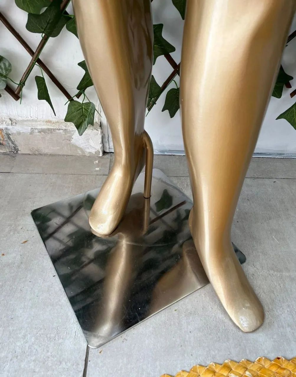 Manequim de fibra dourado com a cabeça aramada  - Foto 3