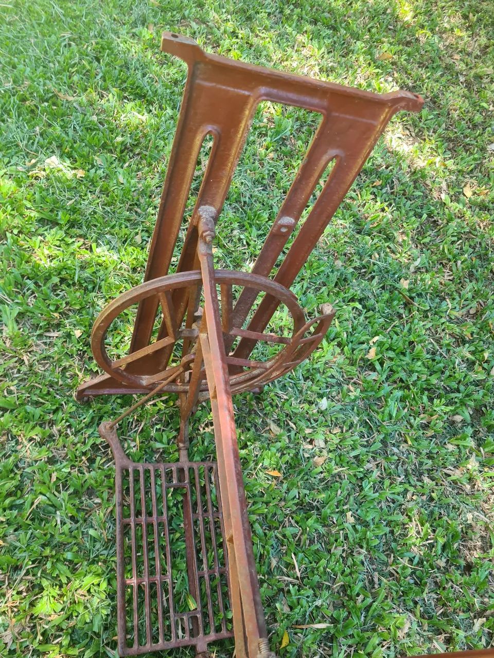 Pe de maquina de costura antigo - Foto 5