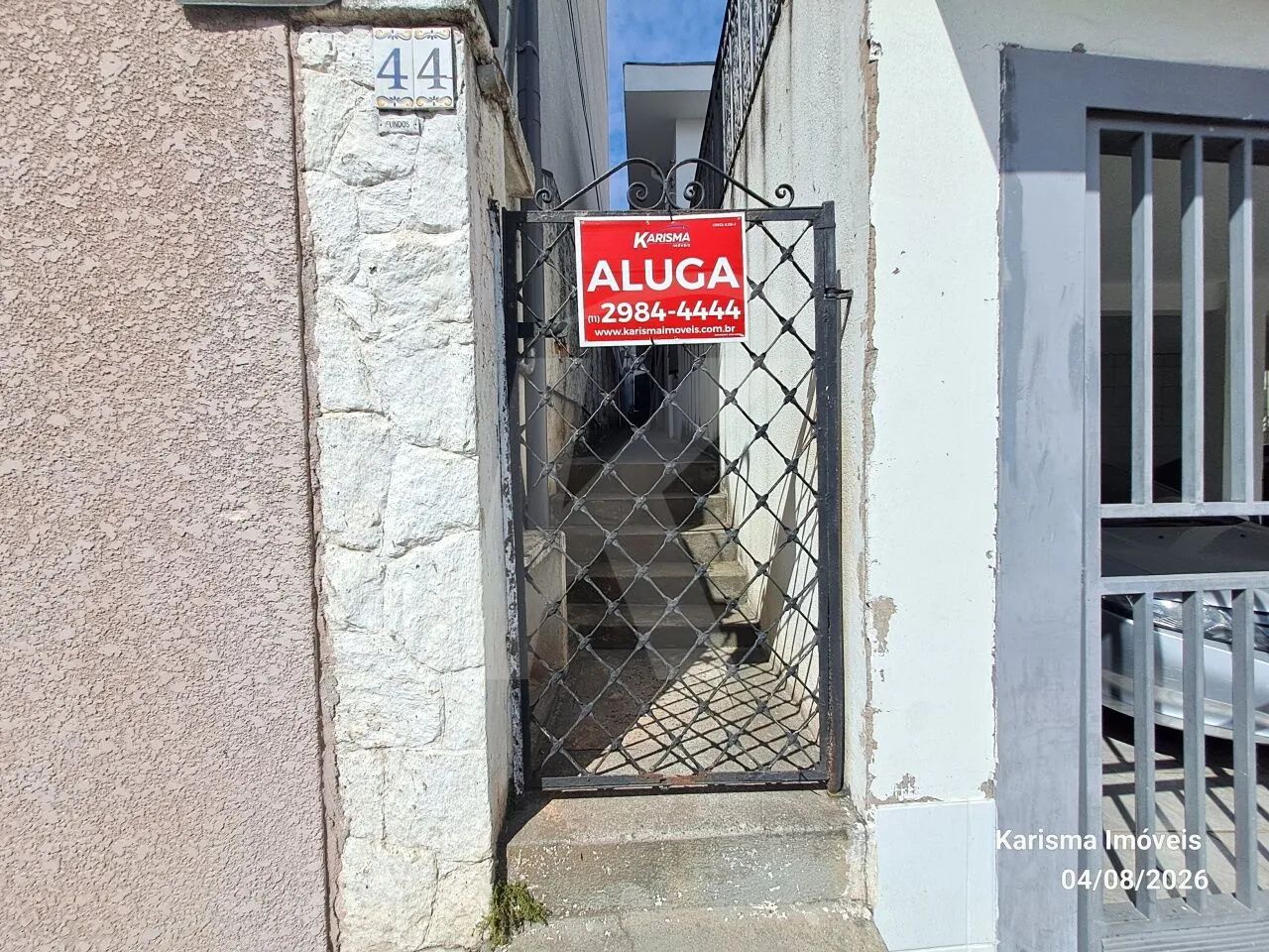 Casa com 2 quartos, sala, cozinha, banheiro, área de serviço.