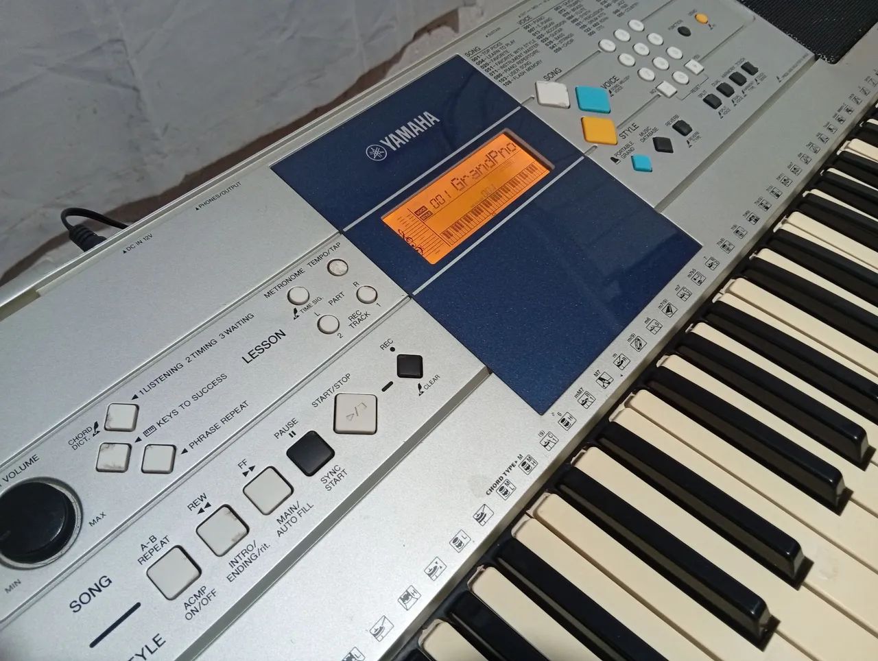 Teclado arranjador Yamaha PSR E323 com acessórios - Foto 3