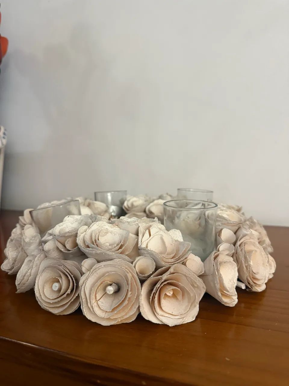 Arranjo de mesa com flores e velas  - Foto 3