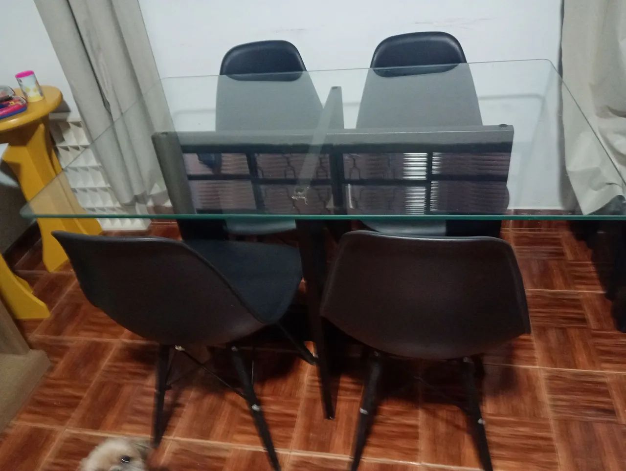 Mesa de vidro com 4 cadeiras 