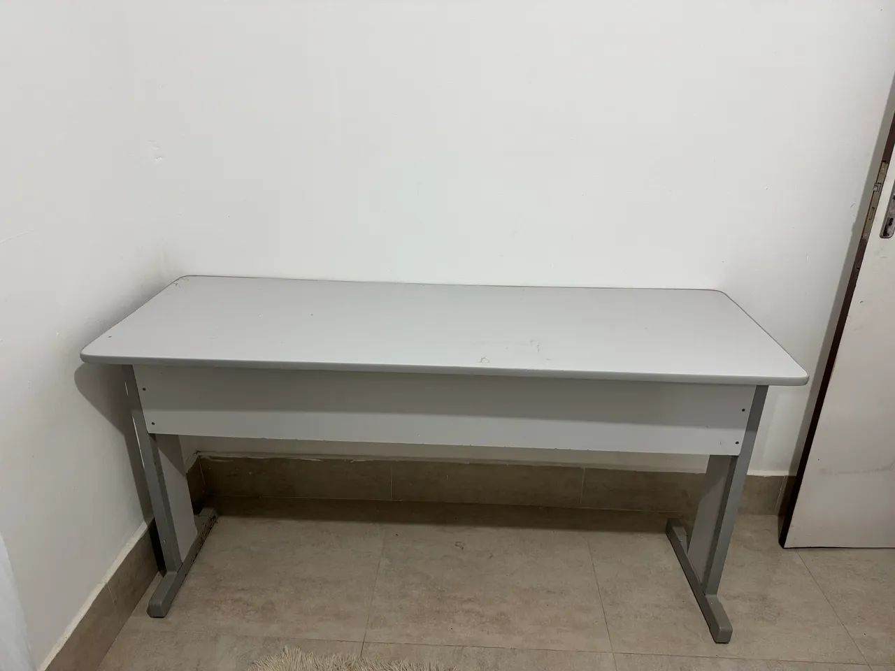 Mesa de escritório cinza