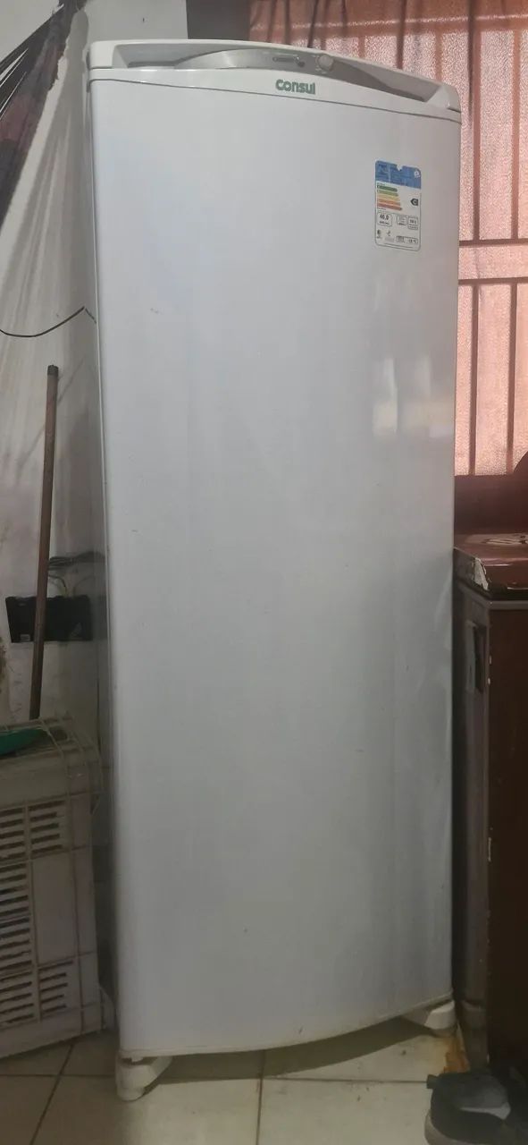 Vende-se Freezer  vertical grande.
