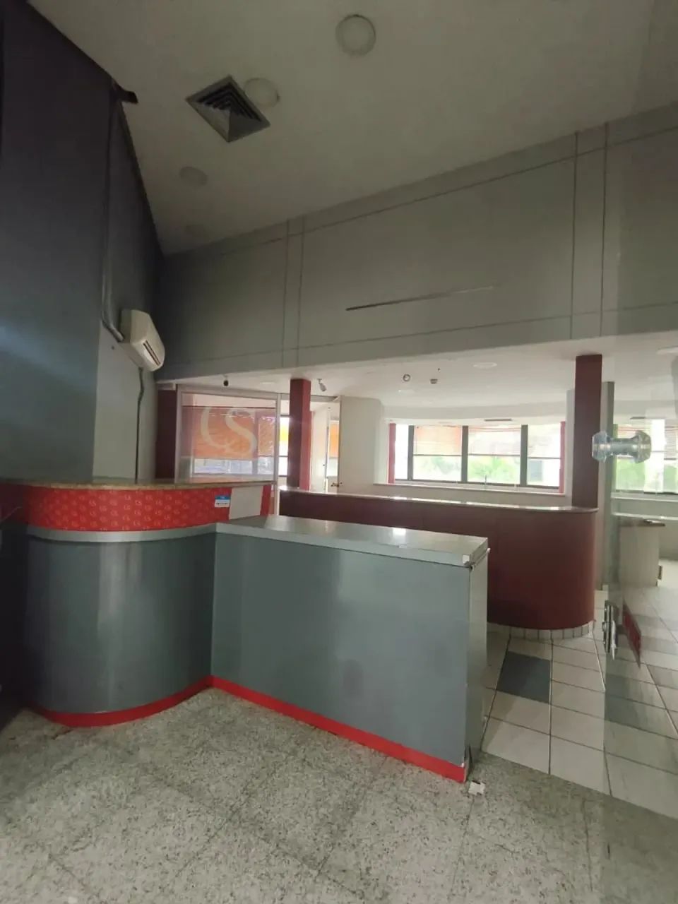 Centro comercial para aluguel possui 55 metros quadrados