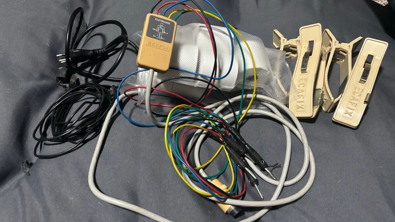 Eletrocardiógrafo ECAFIX ECG 6 funcionando, com acessórios e manual - Foto 3