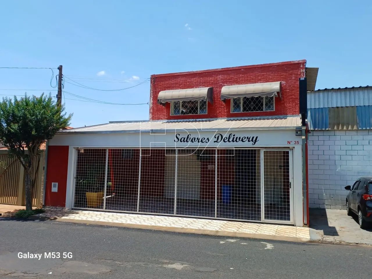 Prédio comercial com moradia na parte de cima.