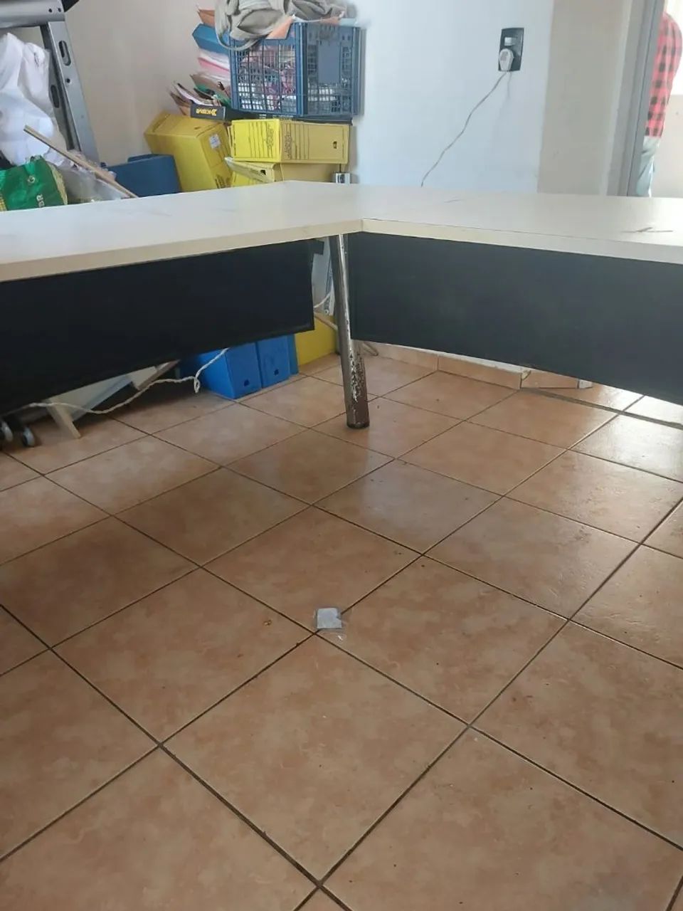 MESA DE ESCRITORIO BRANCA usada marca funcional - Foto 2