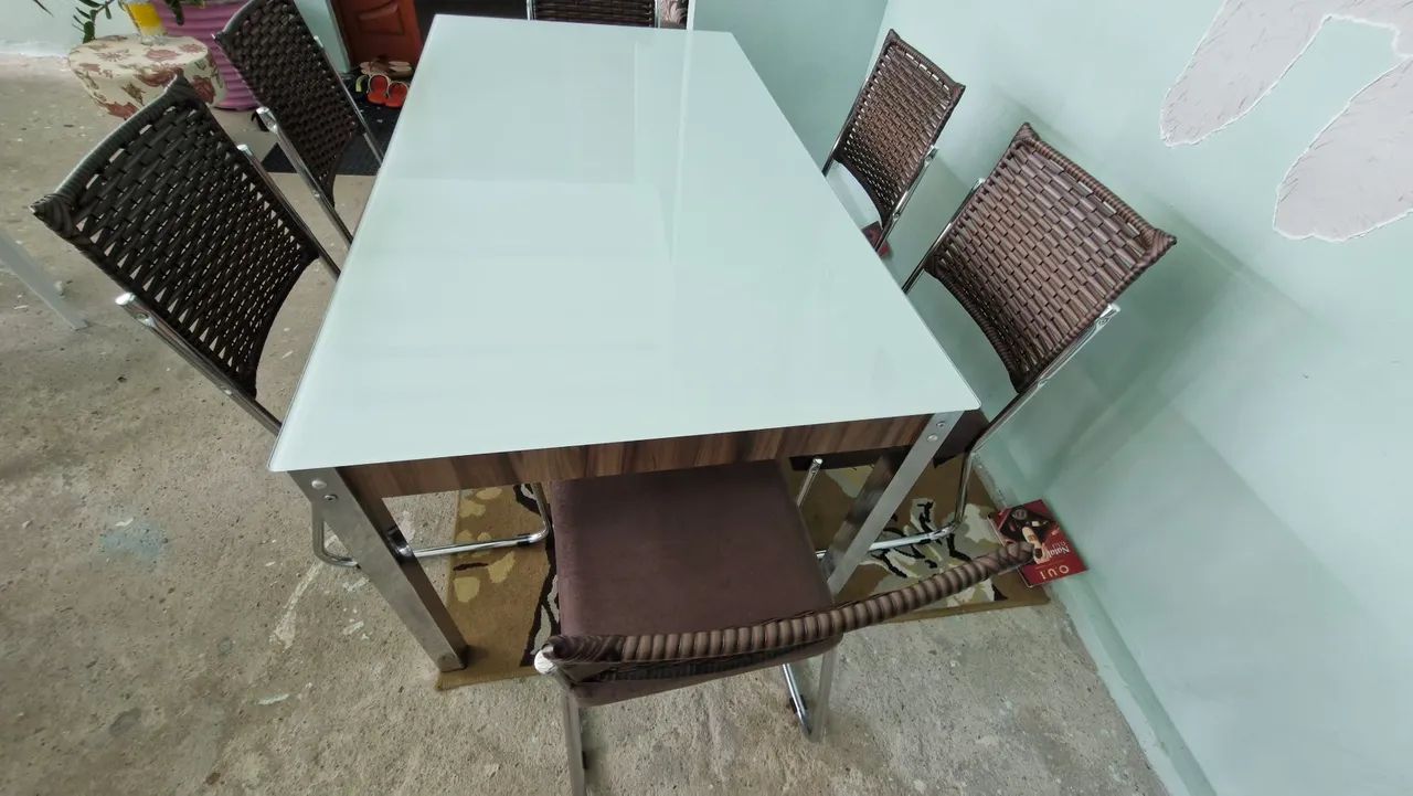 Uma mesa de sala de jantar com 6 cadeiras - Foto 2