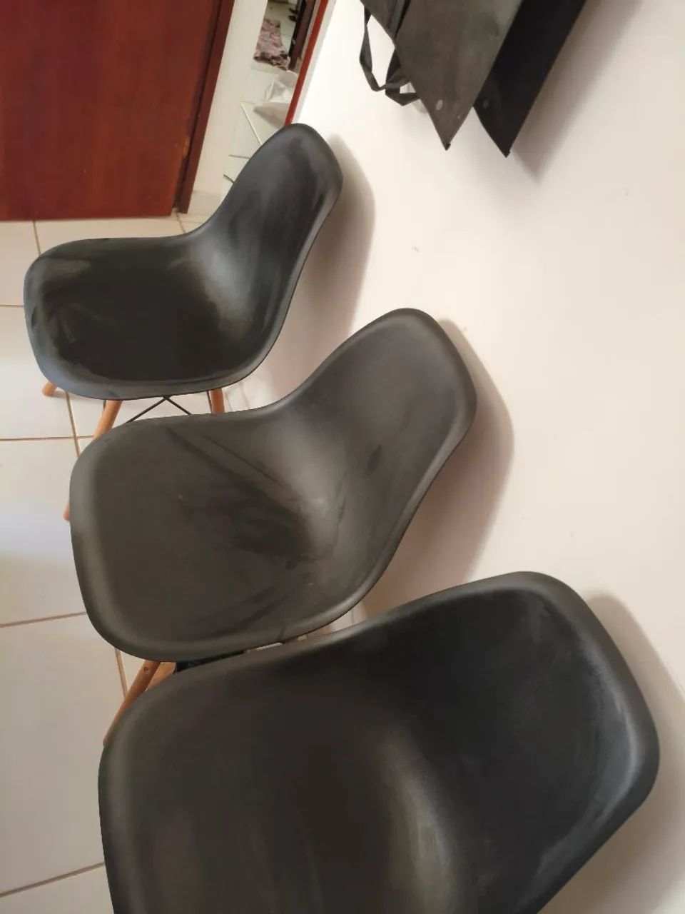 3 cadeiras pretas com pés de palito em madeira clara - Foto 2