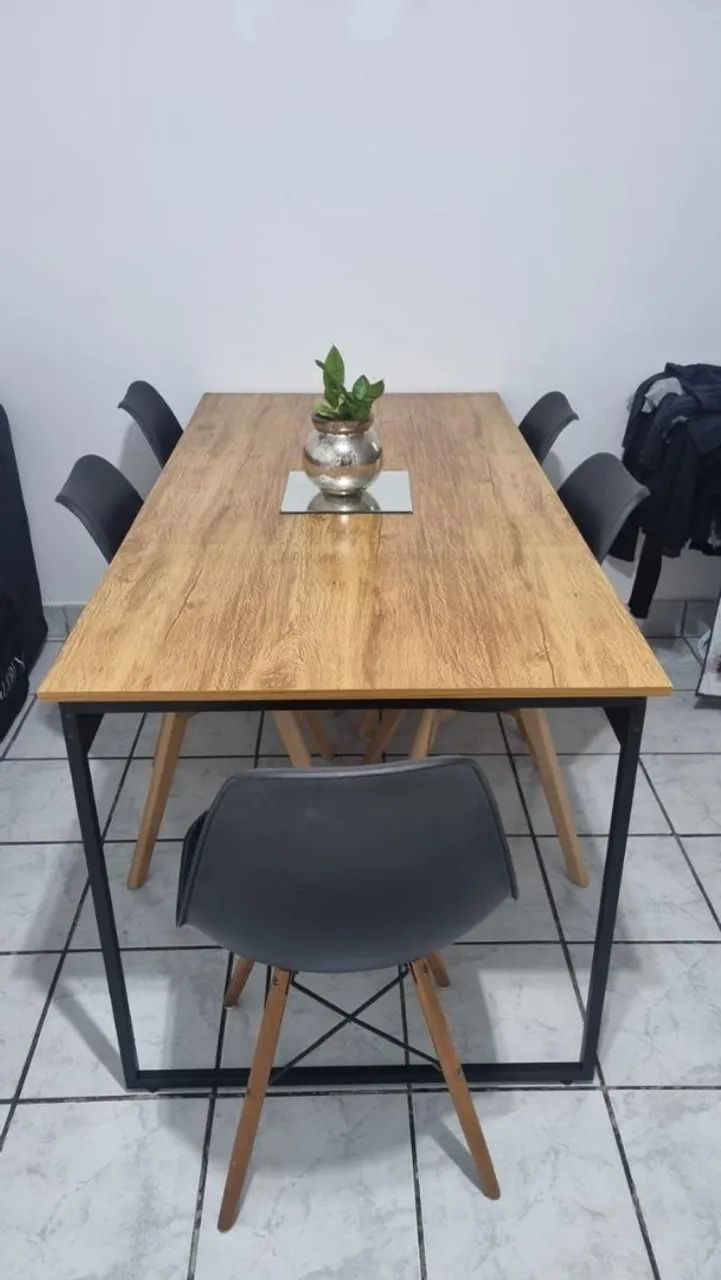 Mesa de jantar 6 lugares - madeira e estrutura preta