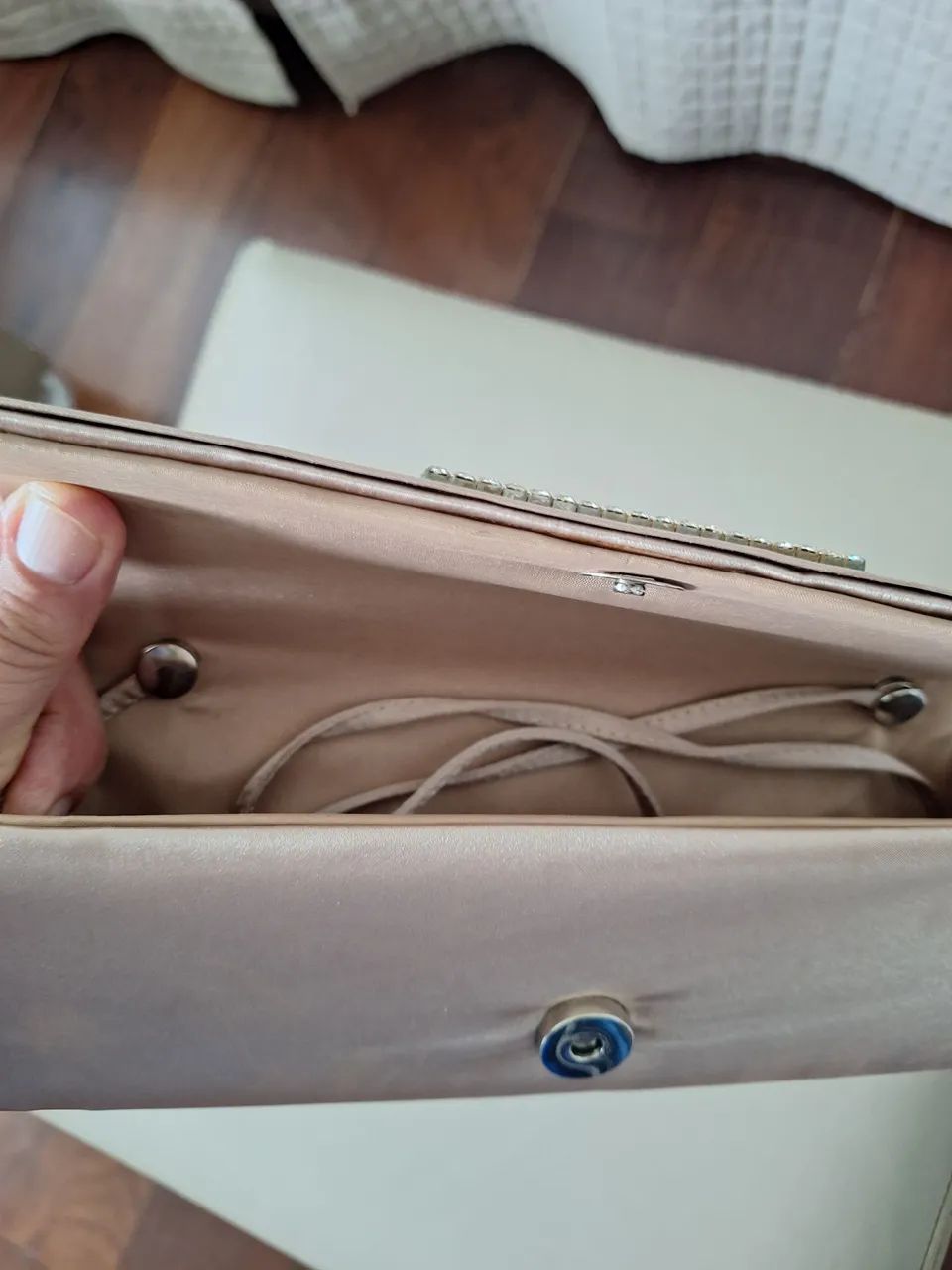 2 Bolsas, uma  dourada e outra prateada.  - Foto 2