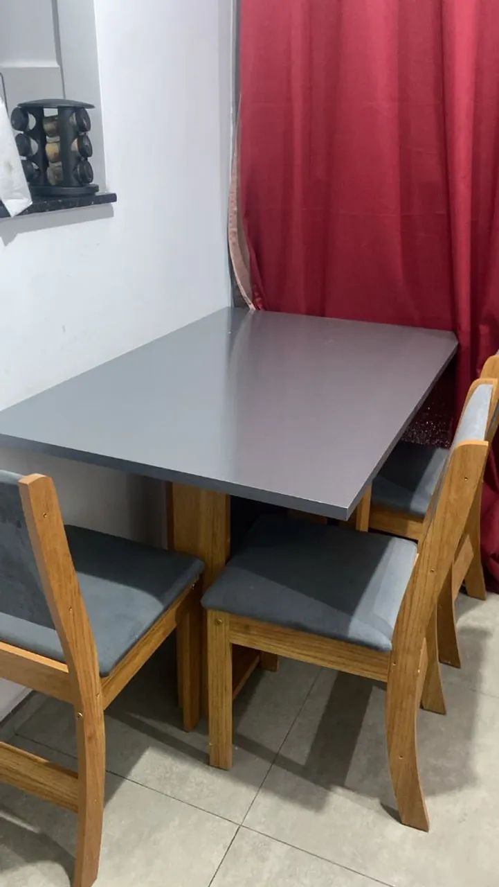 Mesa com 3 cadeiras 