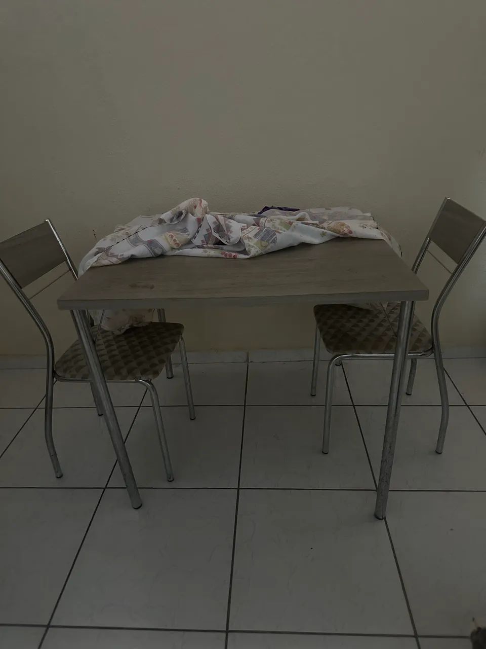 Mesa com cadeiras usada