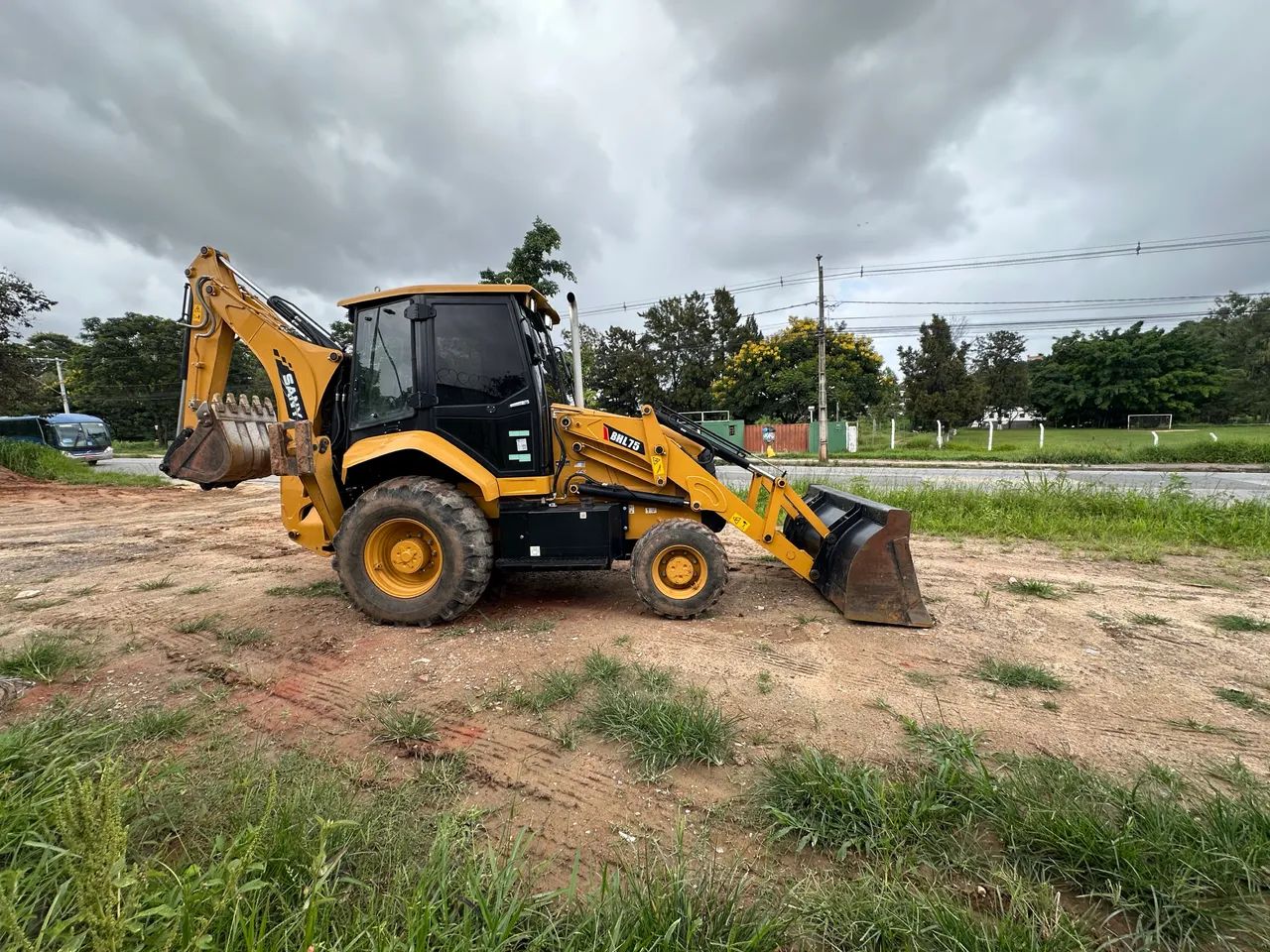Retroescavadeira Sany BHL75 2024 4X4  - Foto 4