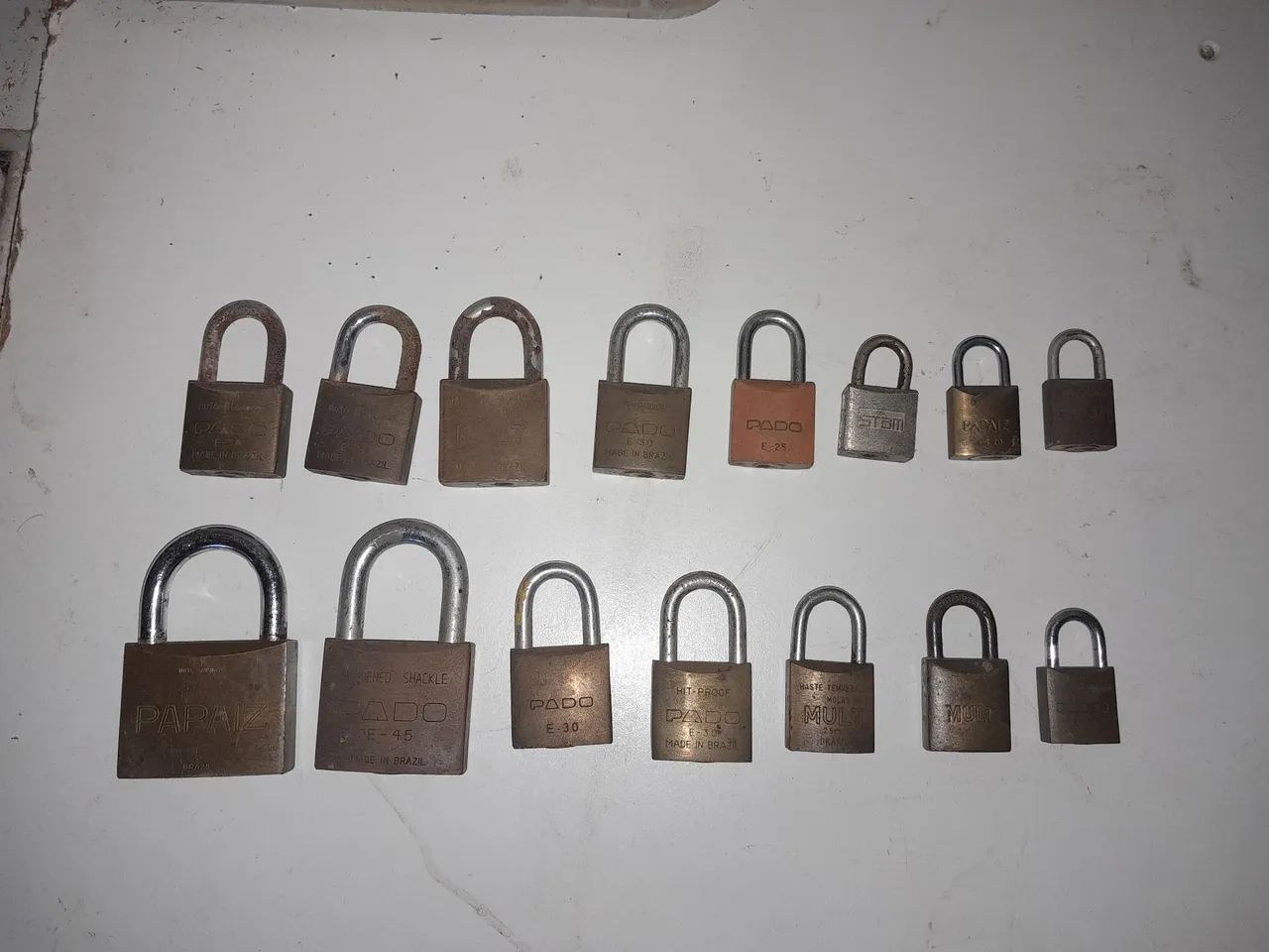 Lote com cadeados, fechaduras puchadores e peças para fechaduras e acessórios antigos   - Foto 5