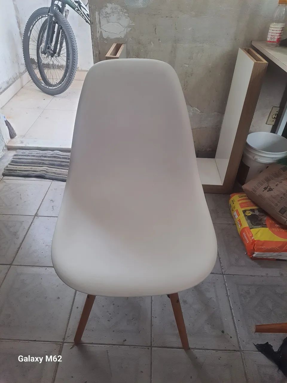  *Vende-se 4 Cadeira Jantar Eames Eiffel Polipropieno bem  nova - Foto 2