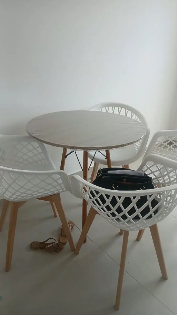 Kit cadeira e mesa decorativa.