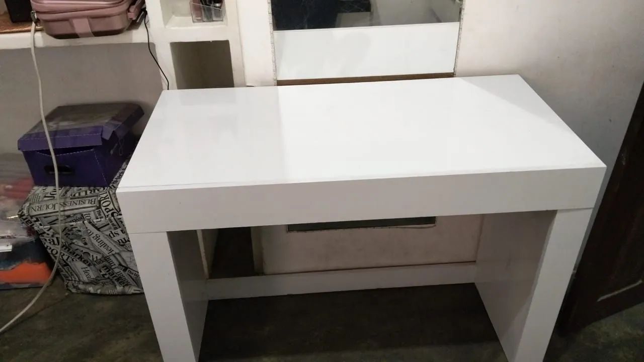 Escrivaninha com gaveta