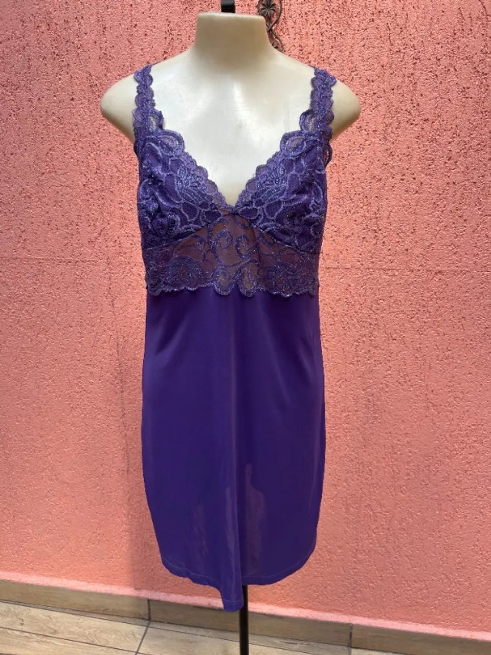 Camisola Roxa Dressy com Renda e Strass - Praticamente Nova