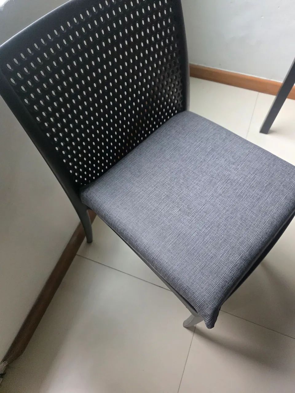 Mesa de aço e vidro temperado 10mm e com 2 cadeiras com assento acolchoado com capa - Foto 4