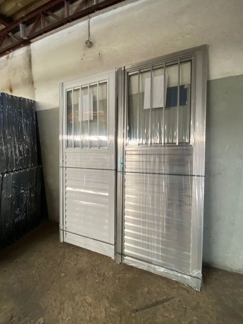 COMPRA CERTA - PORTAS DE ALUMÍNIO C/VIDRO E GRADE - Foto 2