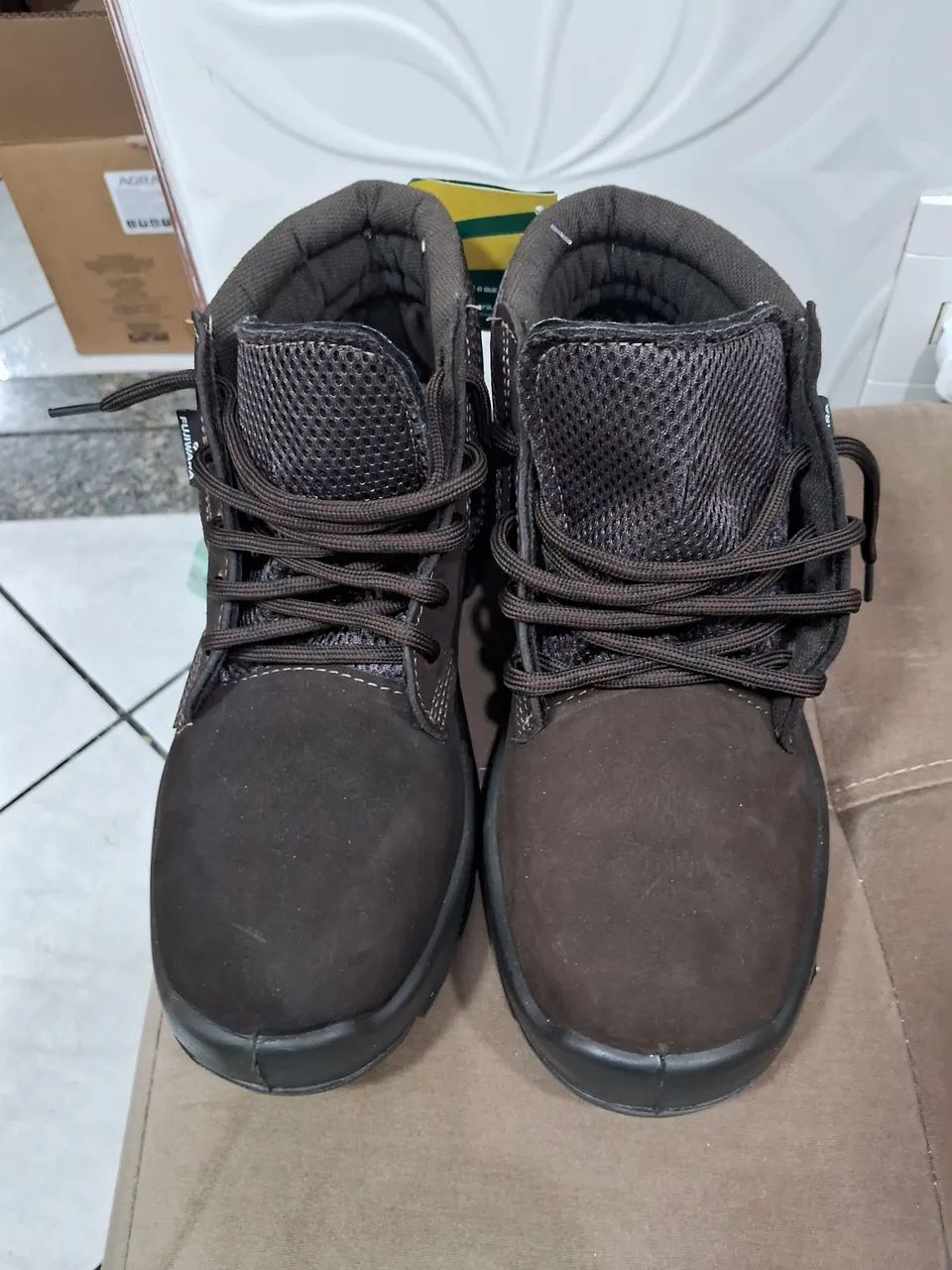Botas para trabalho. Nunca usada.n.38..  cor marrom.