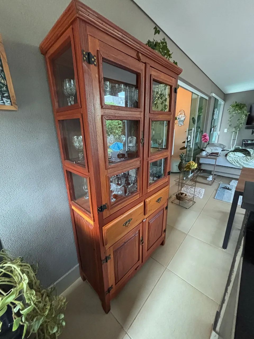Cristaleira de madeira - Foto 4