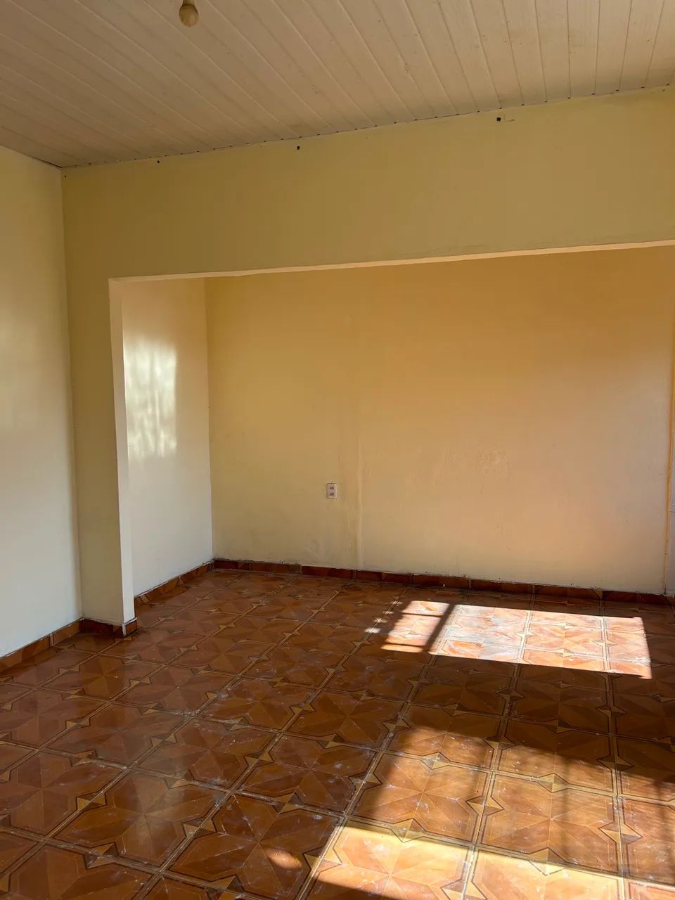 Alugo casa ampla 